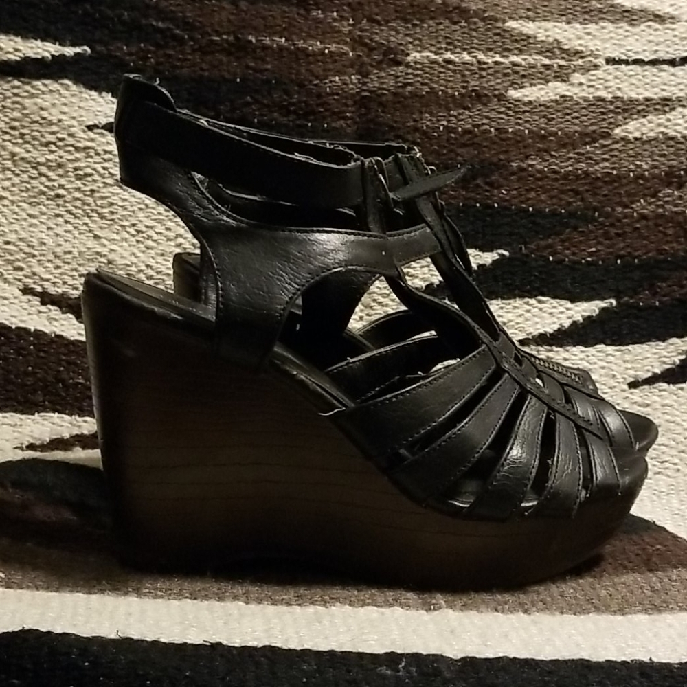 Black zipper wedges